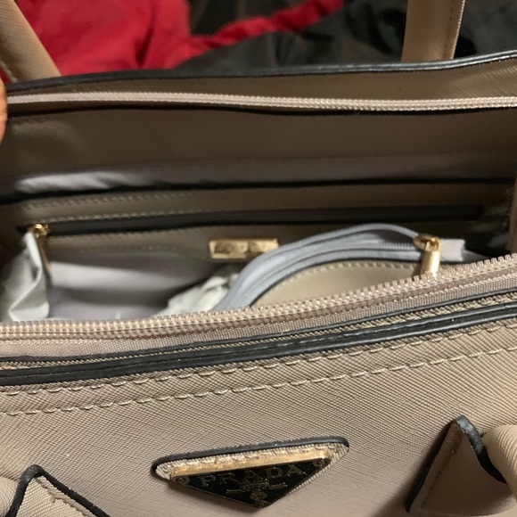 Prada - Picture 4 of 5